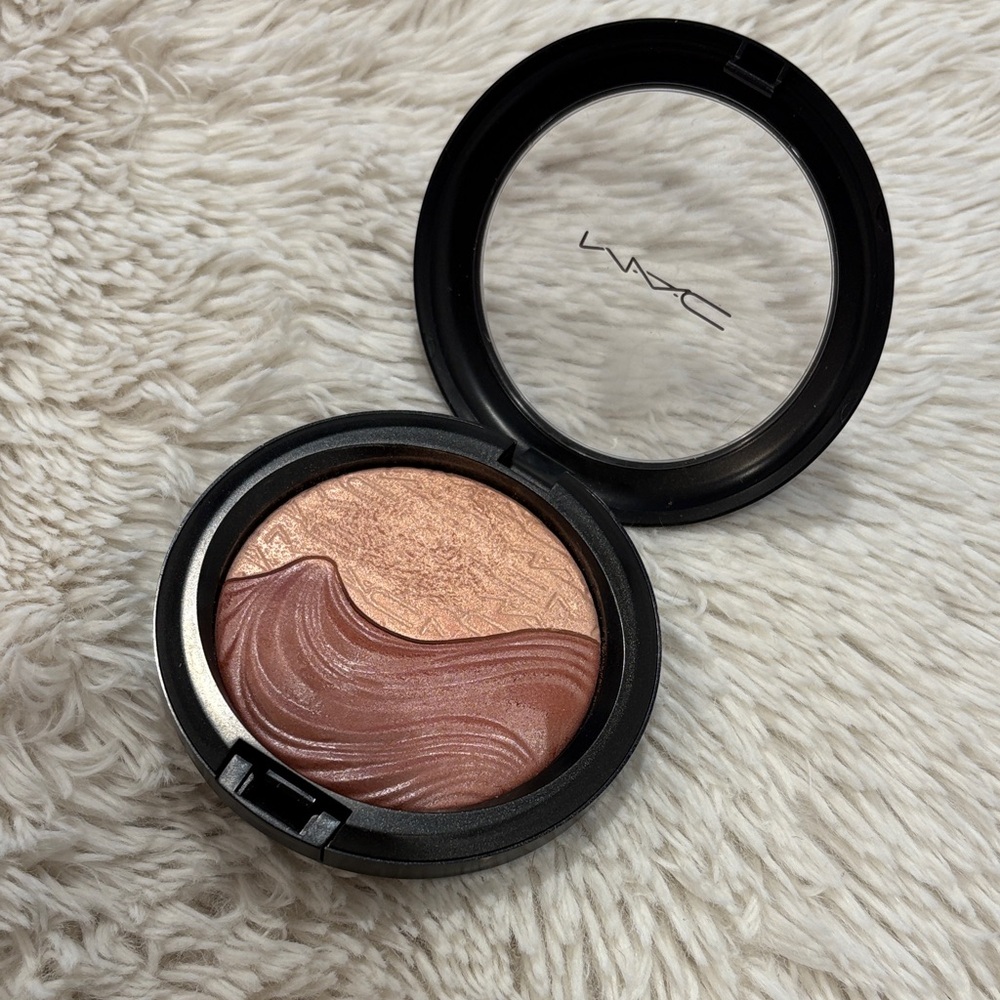 RARE Shape the Future
MAC EXTRA DIMENSION SKINFINISH
